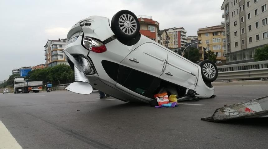 D-100’de bariyerlere çarpan otomobil takla attı: 1 yaralı