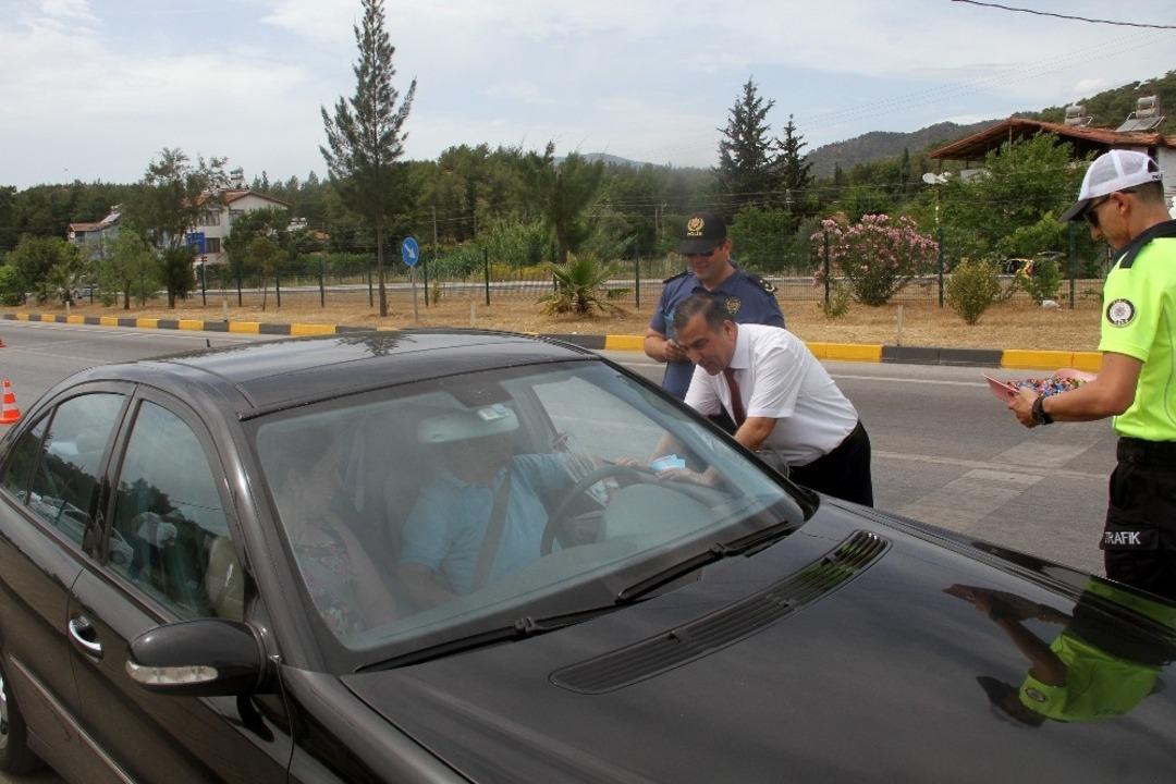 Polis Ve Jandarmadan "&Ccedil;ocuklara karne , Velilere Şeker"