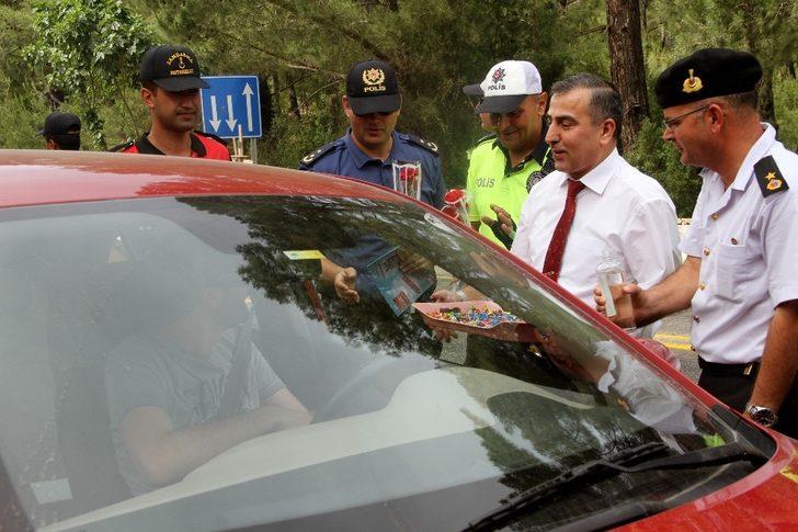 Polis Ve Jandarmadan "Çocuklara karne , Velilere Şeker" G4