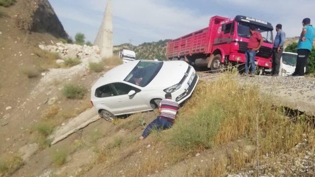 Otomobil uçurumun kenarında asılı kaldı