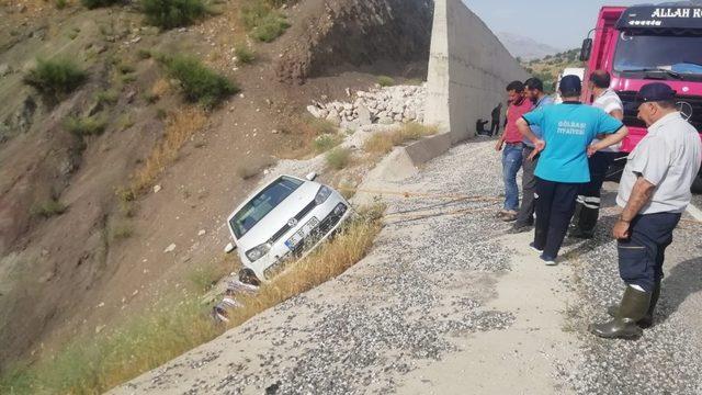 Otomobil uçurumun kenarında asılı kaldı