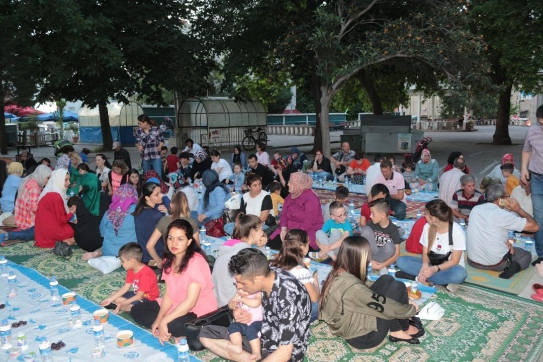 Medeniyet Derneği&rsquo;nin iftarında israfa dikkat &ccedil;ekildi