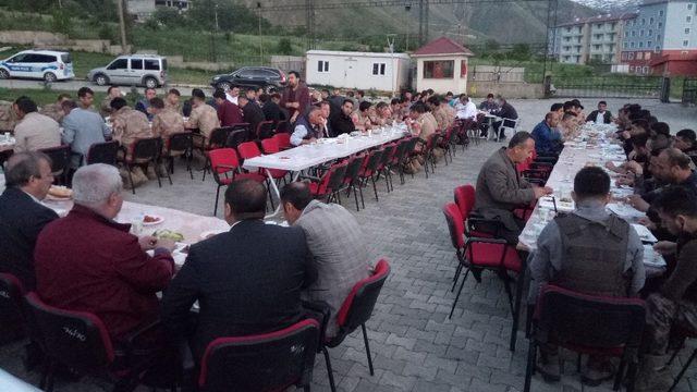 Kaymakamlık ve belediye başkanlığında güvenlik görevlilerine iftar