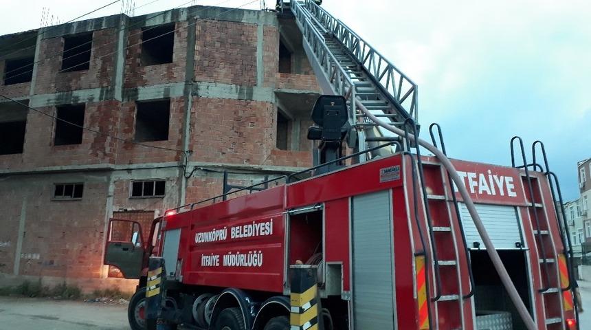 Edirne&rsquo;de inşaatın &ccedil;atısında yangın