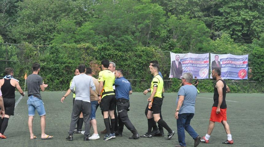 3 kırmızı kart çıktı, hakemin üzerine yürüdüler