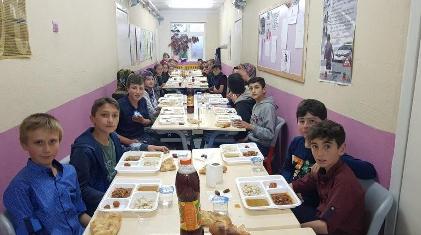 &Ouml;ğrencilere iftar