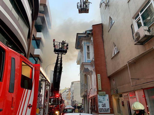 Kadıköy'de üç katlı ahşap bina alev alev yandı