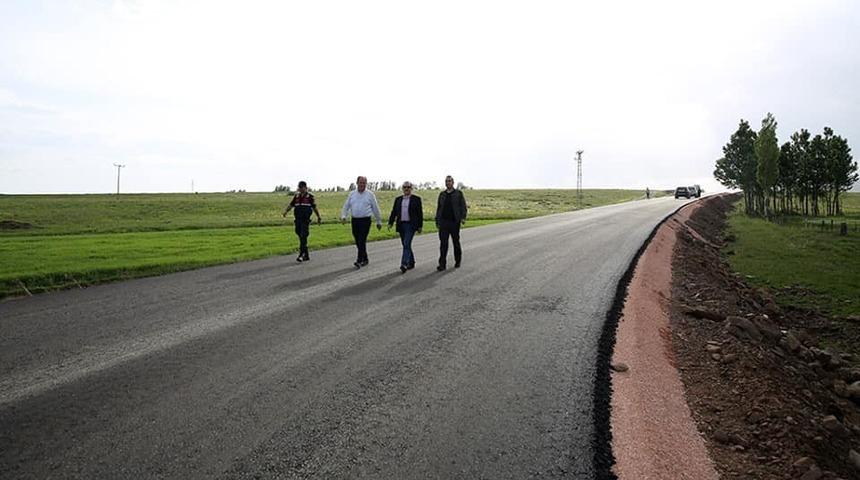 Vali Pehlivan, Yeşil Yol Projesi Bayburt etabında devam eden asfaltlama &ccedil;alışmalarını inceledi