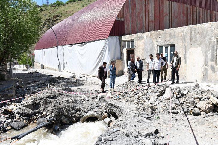 Dere tıkandı, asfalt yol çöktü G1