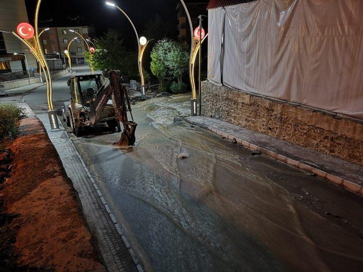 Dere tıkandı, asfalt yol çöktü G2