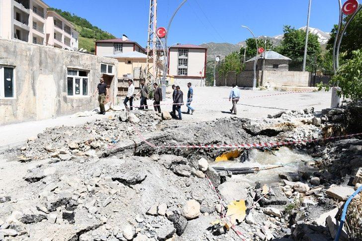 Dere tıkandı, asfalt yol çöktü G3