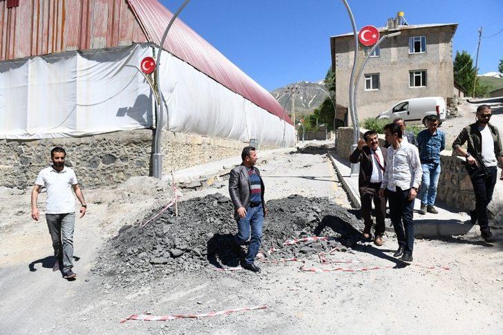 Dere tıkandı, asfalt yol çöktü G4