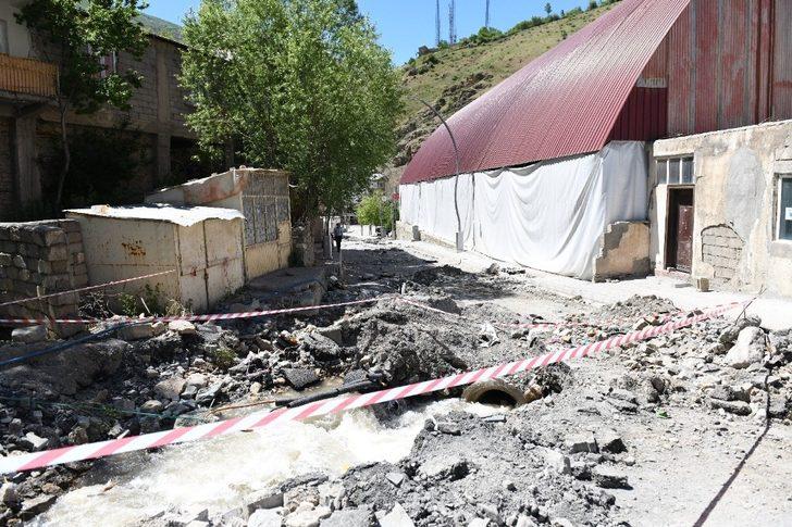 Dere tıkandı, asfalt yol çöktü G5