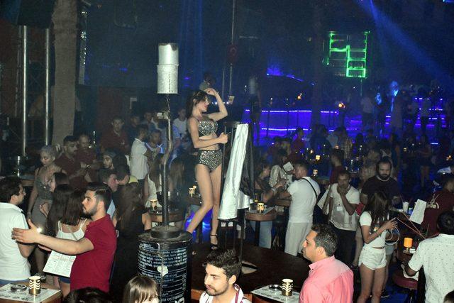 Marmaris'te gündüz plajlar, gece eğlence mekanları doldu