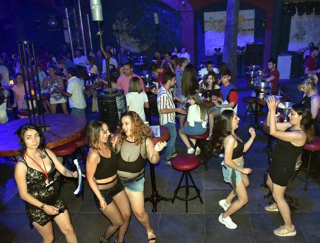 Marmaris'te gündüz plajlar, gece eğlence mekanları doldu