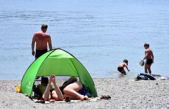 Marmaris'te gündüz plajlar, gece eğlence mekanları doldu