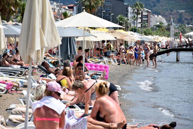 Marmaris'te gündüz plajlar, gece eğlence mekanları doldu