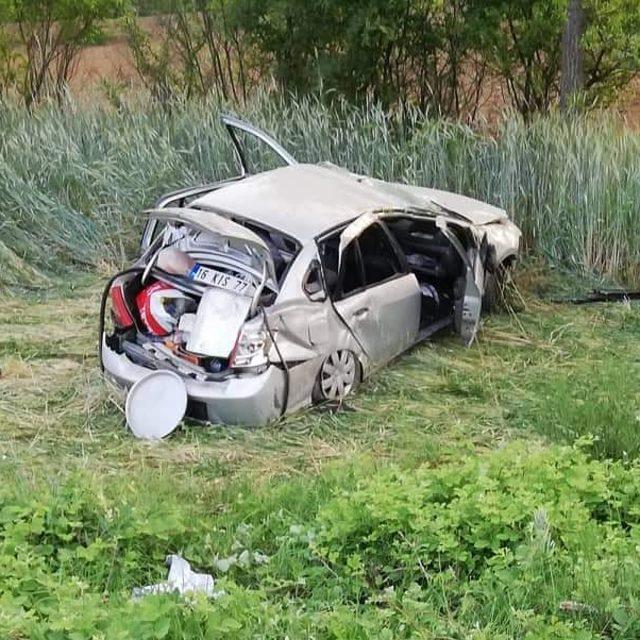 Otomobil şarampole yuvarlandı: Sürücü, eşi ve oğlu yaralı