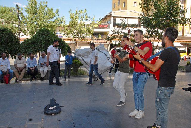 Sokak müzisyenleri Diyarbakır'da ilgi odağı oldu