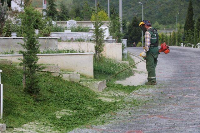 Kocaeli’de mezarlıklar bayrama hazırlandı