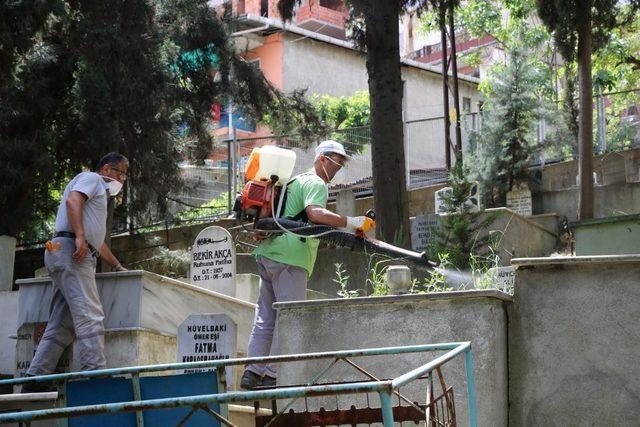 Kocaeli’de mezarlıklar bayrama hazırlandı