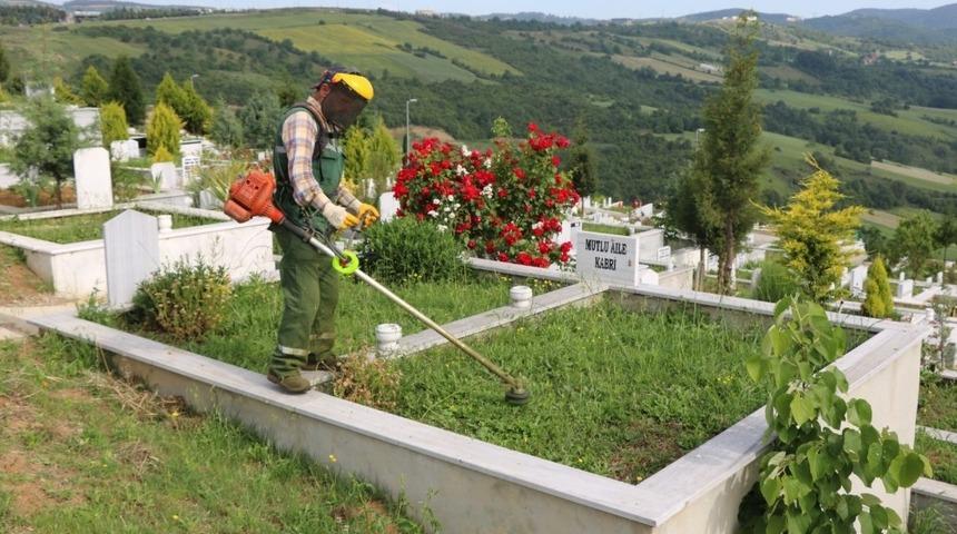 Kocaeli&rsquo;de mezarlıklar bayrama hazırlandı