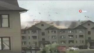 Ottawa’da kasırga evlerin çatılarını uçurdu