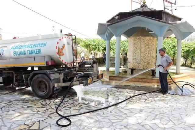 Alaşehir’de camilere bayram temizliği