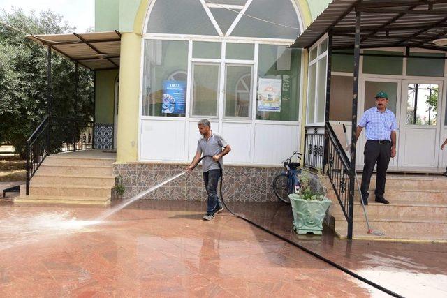 Alaşehir’de camilere bayram temizliği