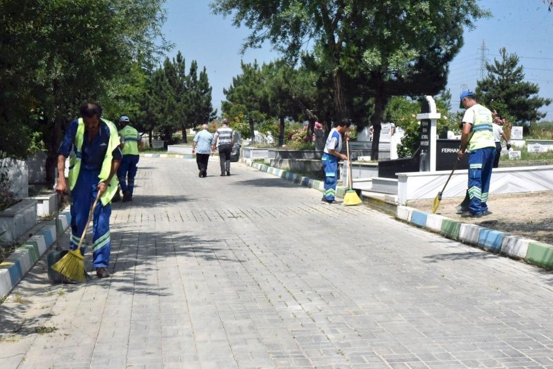 &Ccedil;orlu&rsquo;da şehir mezarlıkları Ramazan Bayramı&rsquo;na hazır