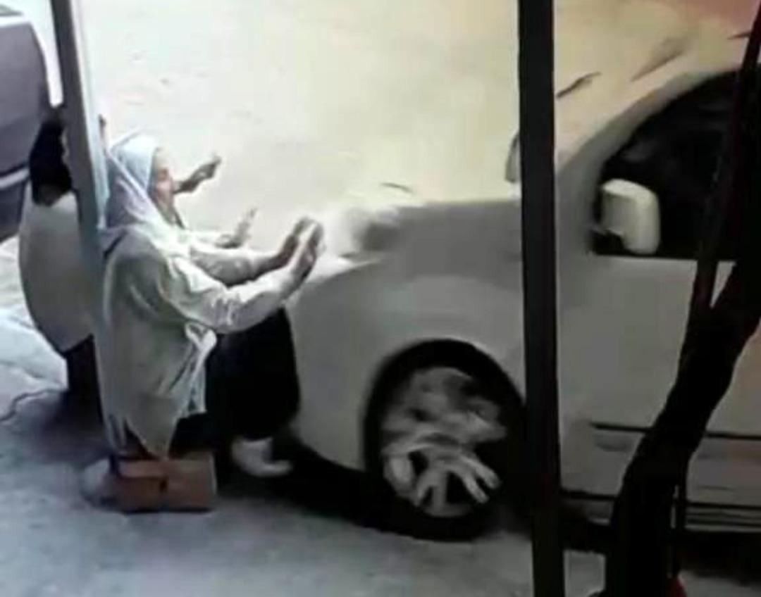 Acemi s&uuml;r&uuml;c&uuml; kaldırımda oturan iki kadını b&ouml;yle &ouml;ld&uuml;rd&uuml;