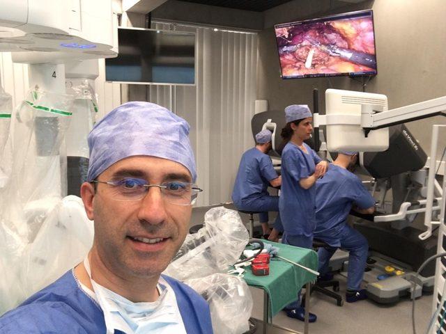İki Türk doktor, dünya cerrahlarına robotik cerrahi öğretiyor