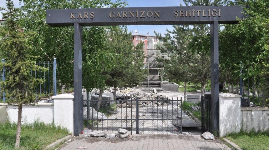Kars’ta şehit mezarlarının onarımı yapılıyor
