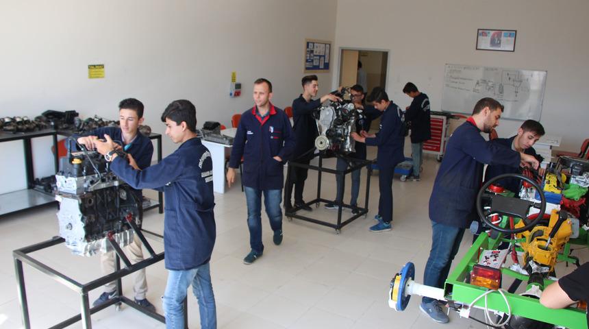 Tamirciliğini okulda &ouml;ğreniyorlar
