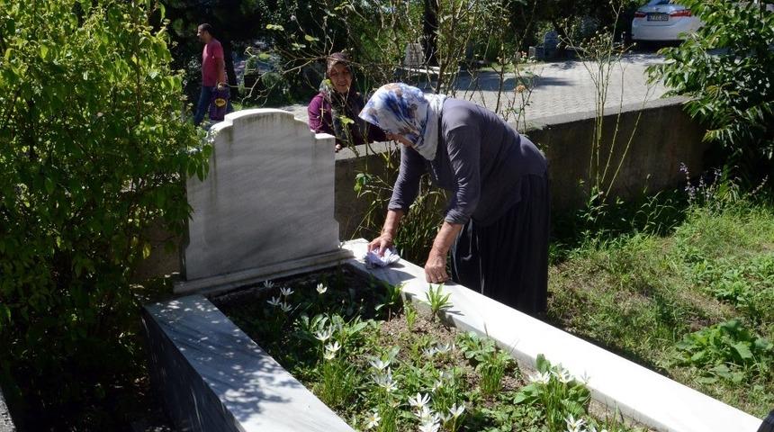 Zonguldak&rsquo;ta vatandaşlar Arife G&uuml;n&uuml; mezarlıklara akın etti