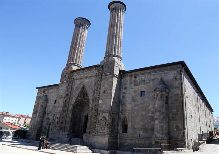 Çifte Minareli Medrese motifleriyle göz kamaştırıyor G1