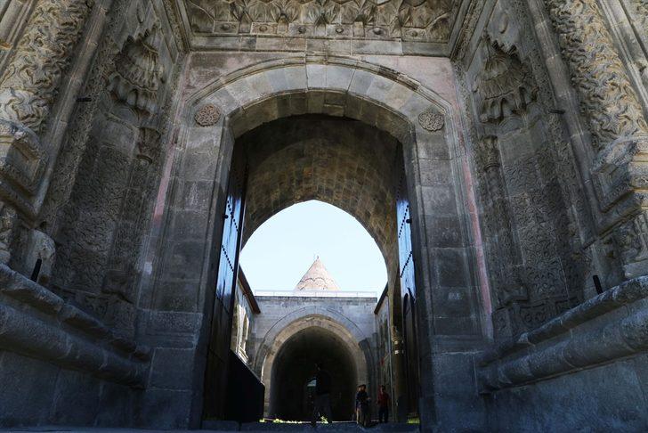 Çifte Minareli Medrese motifleriyle göz kamaştırıyor G2