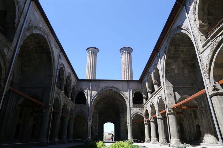 Çifte Minareli Medrese motifleriyle göz kamaştırıyor G3