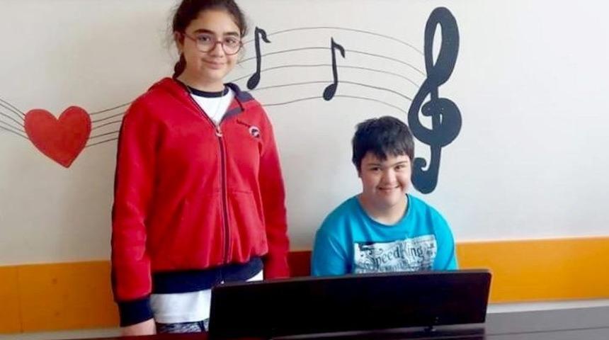 Down Sendromlu &ccedil;ocuğa piyano &ccedil;almayı &ouml;ğretti