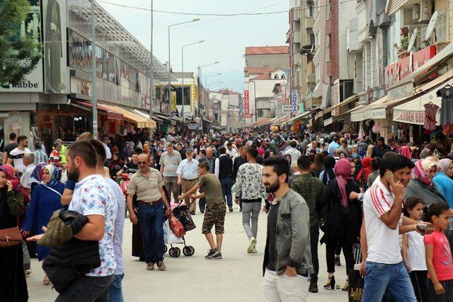 Sakarya’da çarşı pazarda Bayram hareketliliği