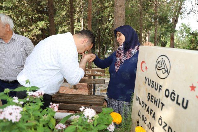 Başkan Yücel’den şehitlik ve mezarlığa bayram ziyareti