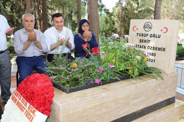 Başkan Yücel’den şehitlik ve mezarlığa bayram ziyareti