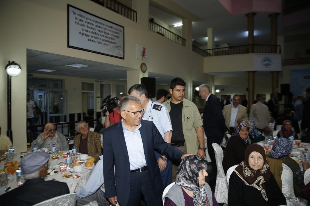 Başkan B&uuml;y&uuml;kkılı&ccedil;: &ldquo;Yaşlılarımız Başımızın Tacı&rdquo;