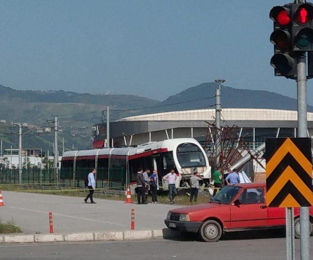 Servis dışı tramvay hat dışına çıktı