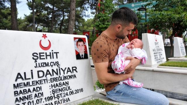 Şehit ağabeyinin mezarını ziyarete, 40 günlük bebeğiyle geldi