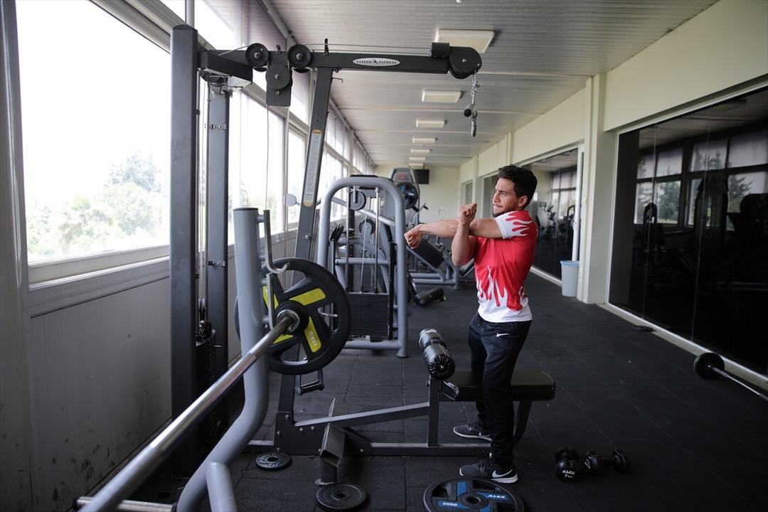 Avrupa'da b&uuml;k&uuml;lmeyen bileğini d&uuml;nya şampiyonluğuna hazırlıyor