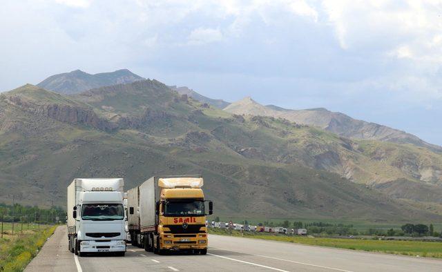 G&uuml;rbulak ta 15 kilometre TIR kuyruğu 2