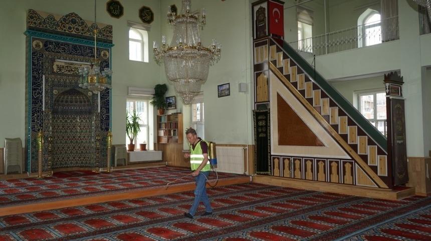 Camilere g&uuml;l suyu sıkıldı