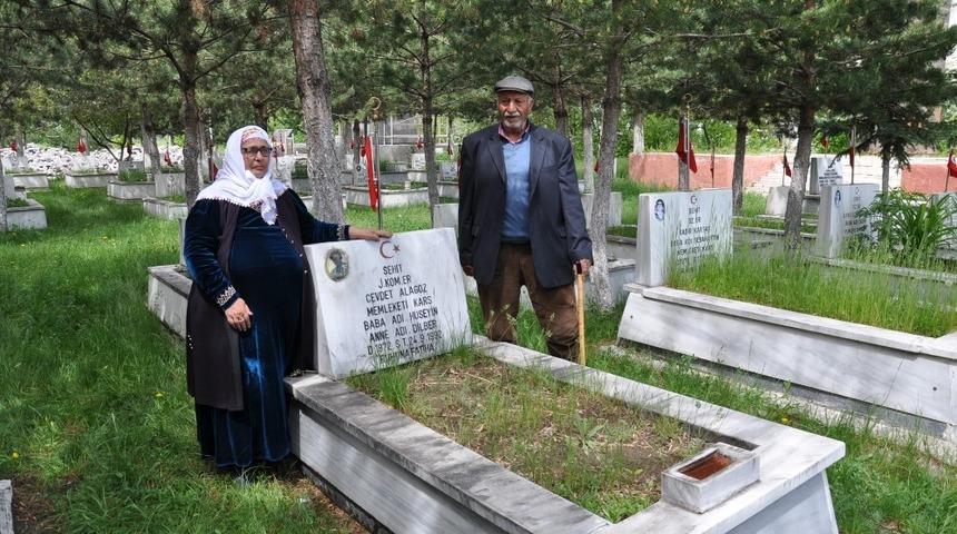 Kars&rsquo;ta bayram &ouml;ncesi şehitlik ziyareti