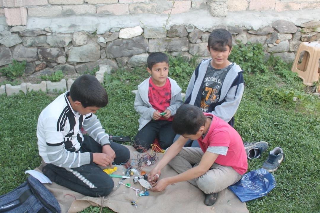 Atık materyallerle yaptıkları oyuncaklarla oynuyorlar